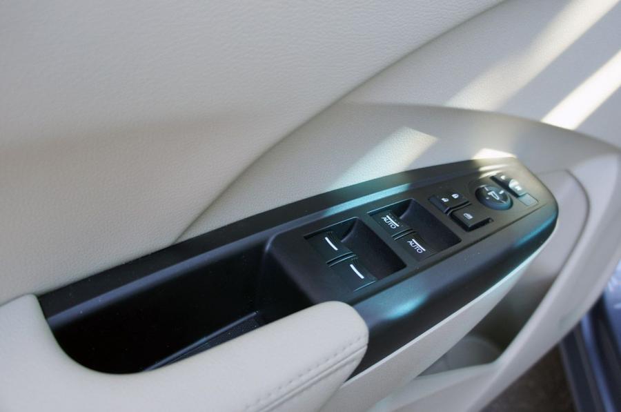 Детали интерьера Acura RDX (TB3/4) 2012 года  (фото 19 из 122)